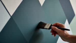 découvrez comment une peinture géométrique foncée transforme votre espace en définissant un mur accent élégant et moderne.